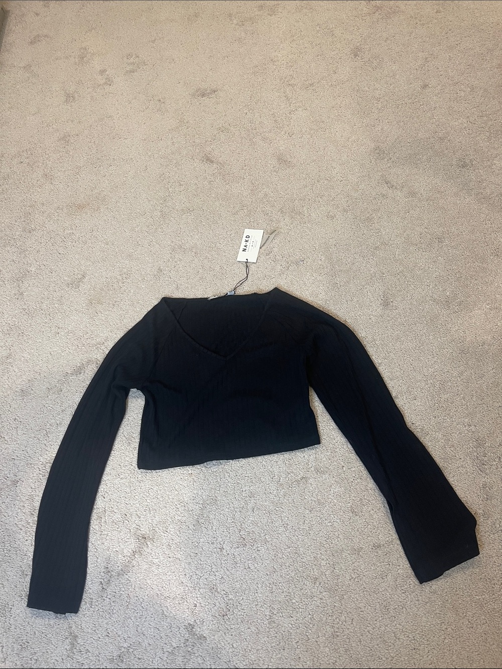 Black Ribbed V-Neck Long-Sleeve Crop Top - Women